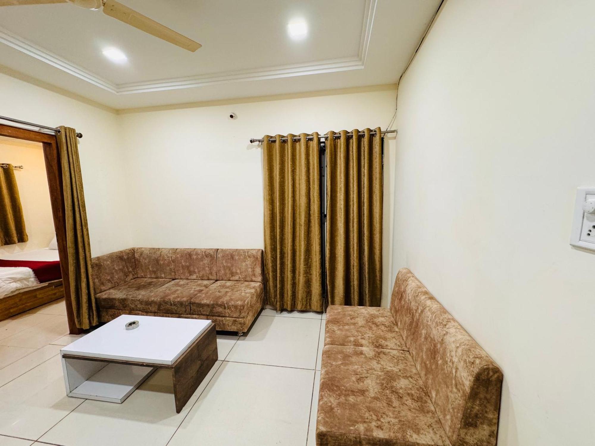 אינדורה Home Escape 1Bhk Apartment Near Bombay Hospital מראה חיצוני תמונה