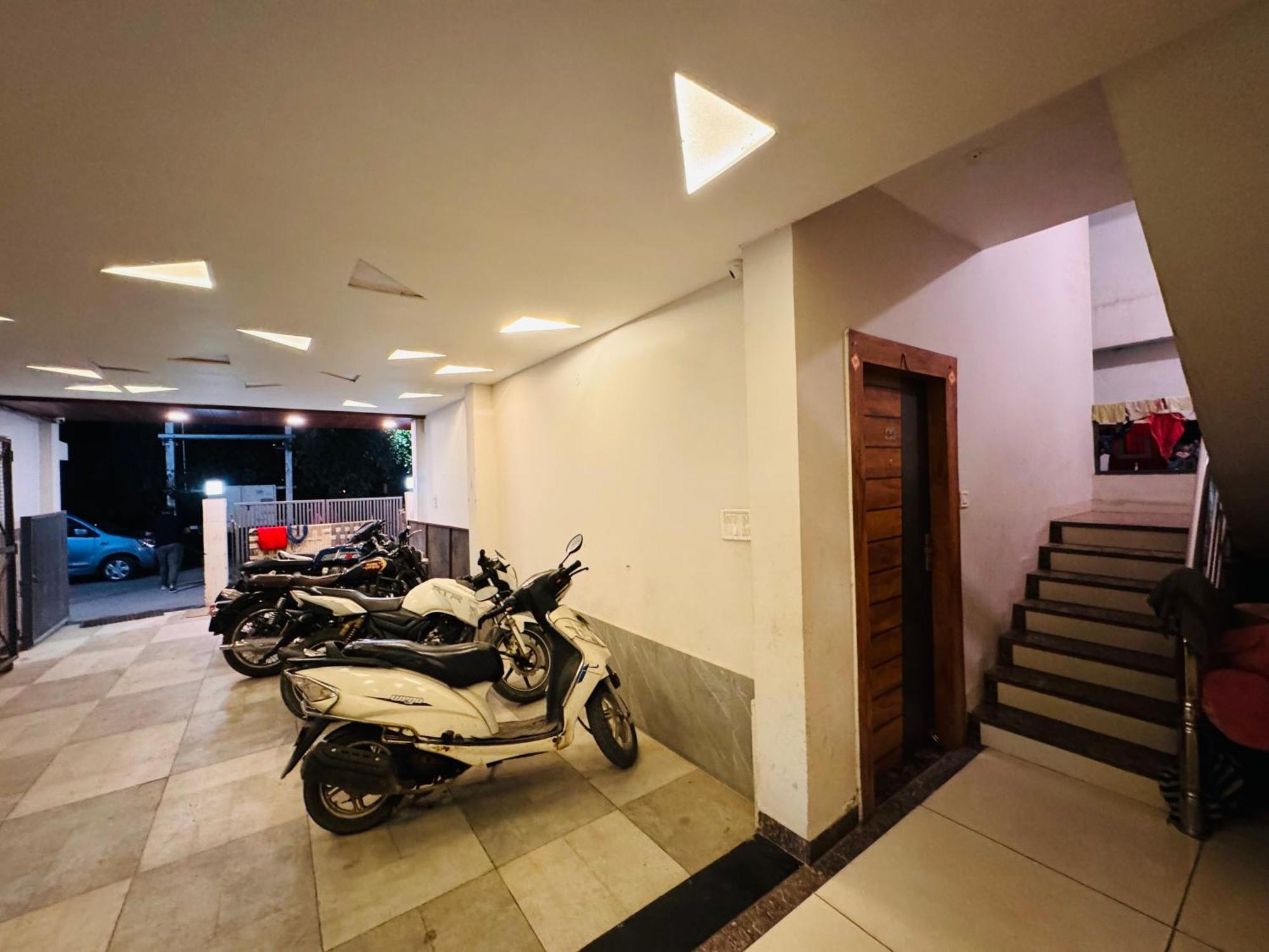 אינדורה Home Escape 1Bhk Apartment Near Bombay Hospital מראה חיצוני תמונה